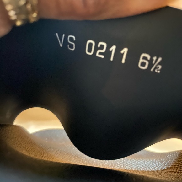 (SOLD)✨Authentic Louise Vuitton✨ Mens water shoes - Picture 4 of 8